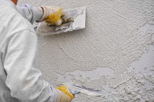 Подготовка стен под короед фасад дома. Нанесение штукатурки короед 10