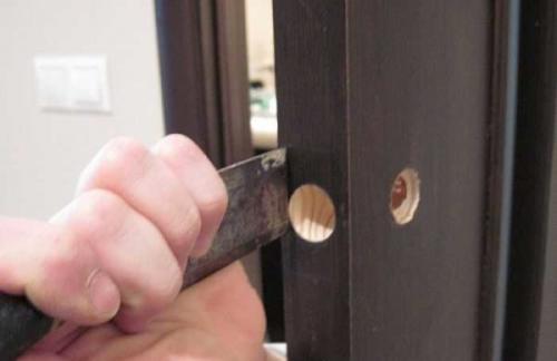 Как врезать замок в межкомнатную дверь без фрезера. Инструменты для врезки замков и защелок