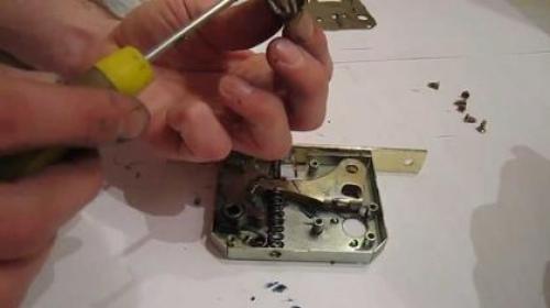 Как разобрать замок межкомнатной двери. Как снять и разобрать замок межкомнатной двери?