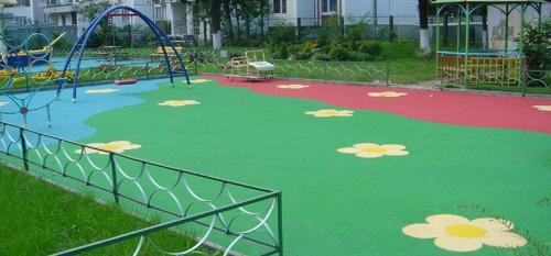 Выбираем покрытие для детских площадок на даче. Травмобезопасные покрытия детских площадок: что выбрать для участка?