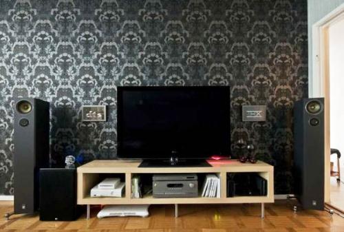 Какие проблемы могут возникнуть при установке обоев темных цветов на стену. Полезные эффекты