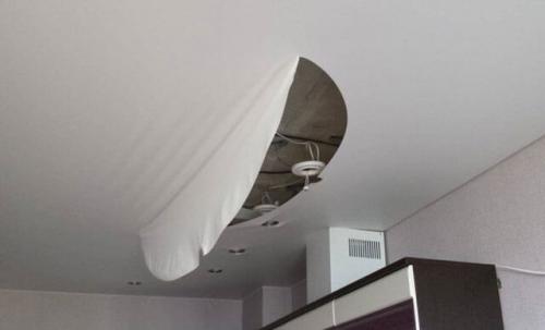 Можно ли отремонтировать натяжной потолок. Причины повреждения потолочного полотна 02 Можно ли отремонтировать натяжной потолок. Причины повреждения потолочного полотна 02