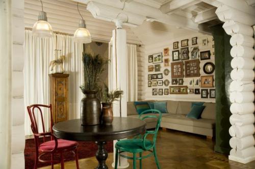 Какие дизайнерские решения помогут сделать интерьер дома 6х6 красивым и современным. Стили дачного интерьера