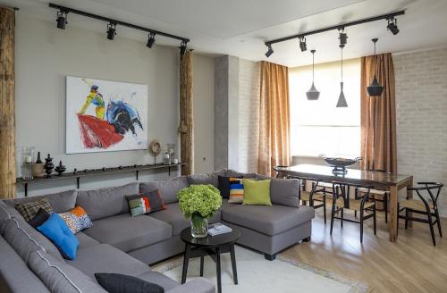 Потолок из дерева в доме. Преимущества деревянных потолков перед другими видами 15