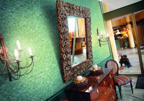 Жидкие обои в интерьере спальни. Для каких комнат используют?