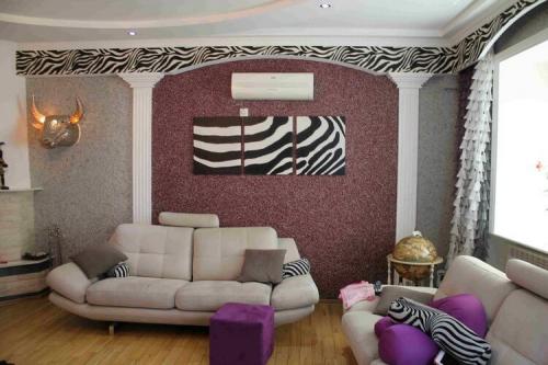 Жидкие обои в интерьере спальни. Для каких комнат используют?