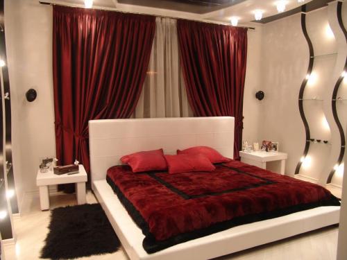 Красные обои в комнате. Красный цвет — психология цветов 05 Красные обои в комнате. Красный цвет — психология цветов 05