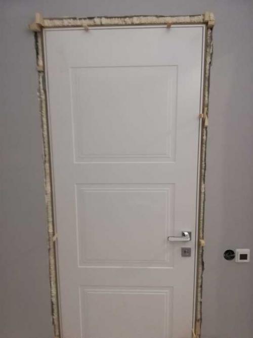 Какие основные навыки нужны мастеру по ремонту металлических дверей. Монтаж дверей в процессе... Советы по выбору монтажника